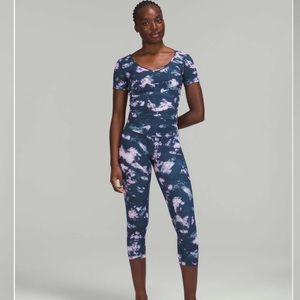 641. Lululemon Align T-Shirt
Circulate Tie Dye Mineral Blue Multi 4 nwt